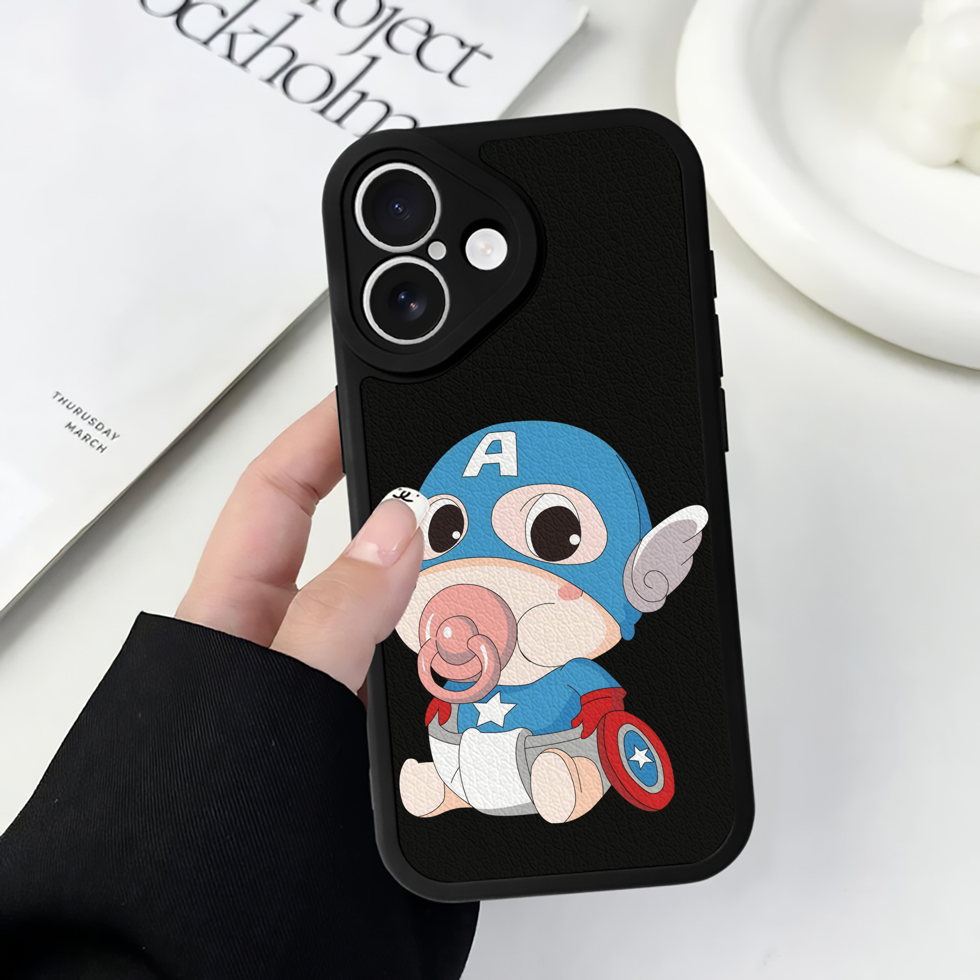 （画像用） アベンジャーズ The Avengers 【iPhone 16シリーズ対応】シリコンスマホケース（レザー調） 材質：シリコン